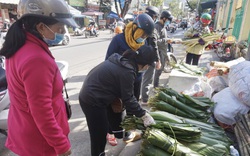 Đà Nẵng: Bán cả trăm ký lá mỗi ngày, người buôn kiếm tiền triệu dịp Tết