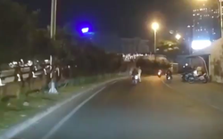 CSGT TP.HCM chỉ đạo làm rõ vụ clip CSGT "giơ chân trúng xe máy" khiến người dân té ngã trên đường