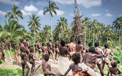 Lễ hội độc đáo đàn ông Vanuatu bán khỏa thân thực hiện cú nhảy “tử thần” hút du khách