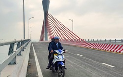 Niềm vui vỡ oà của người dân Nghệ An, Hà Tĩnh ngày đầu được lưu thông qua cầu Cửa Hội gần nghìn tỷ