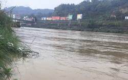 Lào Cai: Sông Hồng bất ngờ xuất hiện nước lũ, đỉnh lũ cao 78m, đây là trận lũ dị thường vào dịp Tết Tân Sửu