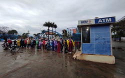 Ngày 28 Tết Nguyên đán Tân Sửu 2021: Công nhân đội mưa, xếp hàng dài chờ rút tiền ở cây ATM 