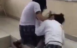 Nữ sinh lớp 10 bị bạn túm tóc, đánh đập dã man trong lớp ở TP.HCM: Nhà trường nói gì?