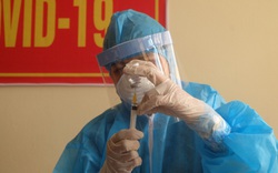 ẢNH: Những y, bác sĩ đầu tiên được tiêm vaccine phòng Covid-19 tại Đà Nẵng