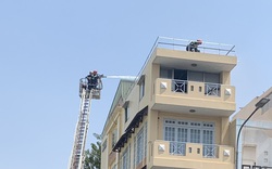 TP.HCM: Giải cứu 2 người đàn ông mắc kẹt trong đám cháy từ căn nhà 4 tầng 