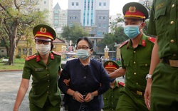 Xét xử ông Nguyễn Thành Tài: Bà Dương Thị Bạch Diệp gào thét, bị áp giải khỏi phòng xét xử