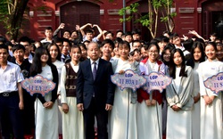 Học sinh nói lời xúc động với Chủ tịch Thừa Thiên-Huế tại buổi chào cờ đầu tuần