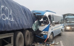 Nghệ An: Xe khách đâm vào đuôi xe đầu kéo, 16 người thương vong