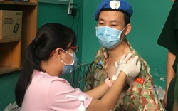 ẢNH-CLIP: Chiến sĩ Bệnh viện dã chiến 2.3 được tiêm vaccine ngừa Covid-19 trước khi lên đường sang Nam Sudan