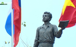 Video: Tượng đài Đại thi hào Nga Pushkin bằng đồng nguyên khối 1,5 tấn vừa khánh thành tại Hà Nội