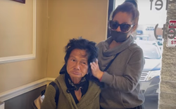 Ca sĩ Kim Ngân chịu gỡ tóc rối, gội đầu… sau mấy chục năm sống kiếp ăn xin ở Mỹ
