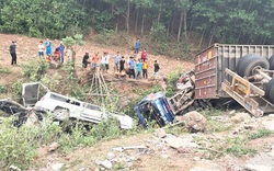 Xe container đâm liên hoàn lúc đổ đèo, nhiều người rơi xuống vực ở Quảng Trị