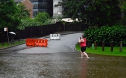 Mưa lớn như trút nước, người dân Sydney phải sơ tán ngay trong đêm