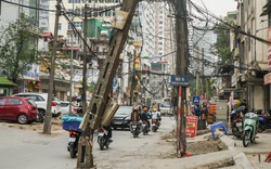 Hà Nội: Cột điện xiêu vẹo, thanh gỗ treo trên đầu người dân ở con đường đang cải tạo trị giá 366 tỷ đồng