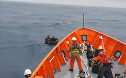 Tàu bị chìm vì sóng dữ, 2 thuyền viên ôm thúng chai giữa giông tố chờ được cứu