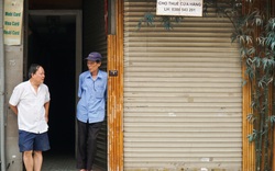 Loạt cửa hàng trên "khu đất vàng" phố cổ Hà Nội đóng cửa cả năm trời vì không có khách thuê