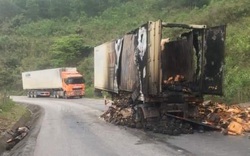 Quảng Bình: Xe container chở hàng tấn sầu riêng bốc cháy trên quốc lộ 12A