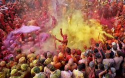 Ảnh: Hàng nghìn người tham gia lễ hội sắc màu Holi, bất chấp dịch Covid-19 đang tăng cao ở Ấn Độ