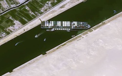 Siêu tàu chở hàng Ever Given mắc kẹt giữa kênh đào Suez: vì sao cả thế giới lo lắng?
