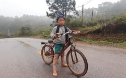 Cậu bé lấm lem, mặc quần cộc, đạp xe hàng giờ đi học: Tiết lộ đặc biệt từ cô giáo