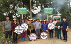 Ninh Bình: Nông dân sáng tạo làm biển "quảng cáo bảo vệ môi trường" bằng lốp xe hỏng