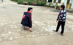 Nghị lực của cậu học sinh người Mông 5 năm liền đến trường bằng tay