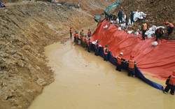 Ngăn đập, tạo dòng chảy mới trên suối Rào Trăng, tiếp tục tìm kiếm 11 thi thể còn lại