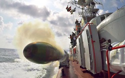 Khoảnh khắc ngư lôi Việt Nam phóng ra từ tàu chiến cực hiếm