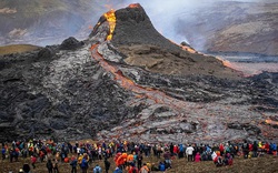 Iceland: Chuyện như đùa, núi lửa đang phùn trào hàng nghìn du khách ùn ùn kéo đến làm điều này