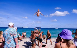 Mỹ: Các bãi biển Florida lại quá tải du khách và tràn ngập bikini cùng những "kẻ phá đám"