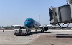 Cận cảnh chuyến bay Vietnam Airlines chở công dân từ Myanmar về nước