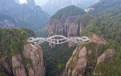 Những cây cầu kính ở Trung Quốc khiến du khách “thót tim”