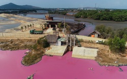 Cận cảnh đầm nước màu hồng vì bị "uống nước thải"
