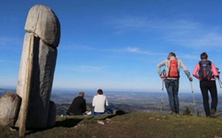 Đức: Kỳ lạ tượng "của quý" cao 1m8 xuất hiện trên núi Ötscher khiến nhiều du khách đặt câu hỏi