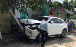 Lexus RX 300 cuốn, kéo lê 2 xe máy, 2 người bị thương nặng