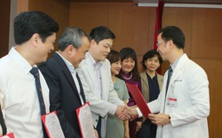 Giám đốc Bệnh viện Bạch Mai trao bổ nhiệm bác sĩ cao cấp cho 19 người