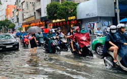 Mưa lớn gây ngập, người Sài Gòn lại “bơi” tìm đường về nhà