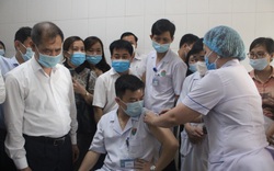 Clip: Hà Tĩnh tiêm những liều vaccine phòng Covid-19 đầu tiên 