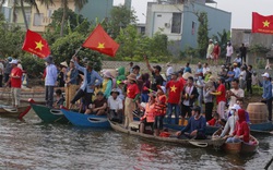 Quảng Nam: Trèo cây, leo nóc nhà để xem đua thuyền ở Tam Kỳ