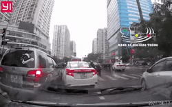 Clip: Tài xế Taxi cố ép chặn đầu xe, chấp nhận va chạm để được vượt lên đầu