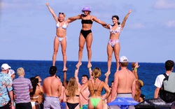Du lịch Hè 2021: Các bãi biển ken đặc bikini, bất chấp các quy định về giãn cách xã hội