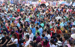 Lễ hội Then Kin Pang độc đáo của người Thái trắng Tây Bắc, hàng trăm thanh niên ra suối té nước ầm ầm