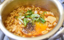 Mách cách nấu mì tôm chuẩn vị Hàn Quốc, thơm ngon "nuốt lưỡi"