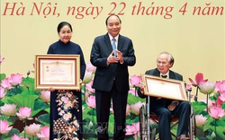 Chủ tịch nước Nguyễn Xuân Phúc trao tặng danh hiệu cao quý cho các nhà khoa học