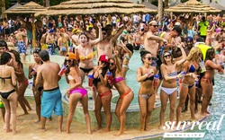 Mỹ: Las Vegas - “Kinh đô giải trí” bùng nổ cảnh tiệc tùng hồ bơi bikini, rực rỡ sắc màu