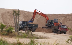 Đắk Lắk: Bãi cát trái phép khổng lồ tồn tại gần 2 năm, chính quyền không quản hết vì "bận đi họp"