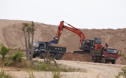 Đắk Lắk: Đề nghị làm rõ vụ bãi cát trái phép khổng lồ suốt 2 năm không dẹp được