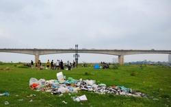 Bãi giữa sông Hồng ngập ngụa rác vì dân cắm trại vô ý thức