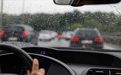 Kinh nghiệm tránh nguy hiểm khi lái xe dưới trời mưa gió 