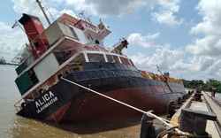 TP.HCM: Đang trục vớt 18 thùng container rơi xuống sông vì tàu hàng Alica lật nghiêng